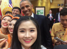 Hoàng Hậu Phương Đông, cô gái với cây Guitar Hawaii xuất hiện trong lễ đón cựu TT Obama