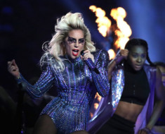 Lady Gaga “đốt cháy” sân khấu Super Bowl với thiết kế của Versace