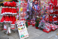 Rộn ràng mua sắm đón Giáng sinh ở Sài Gòn
