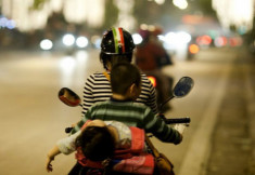  Tai nạn thường gặp khi chở trẻ bằng xe máy 