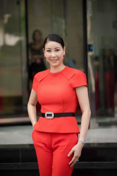 Thí sinh Hoa hậu Việt Nam 2018 diện váy chống nắng, đi xe ôm đến ứng tuyển