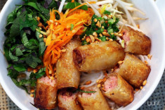 Top 10 món ăn vặt hot nhất Sài Gòn hè này chắc chắn phải thử một lần.