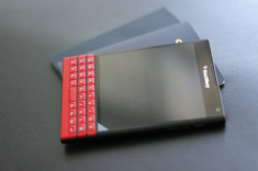 Ngỡ ngàng với những smartphone màu đỏ tuyệt đẹp trước iPhone 7 RED Product
