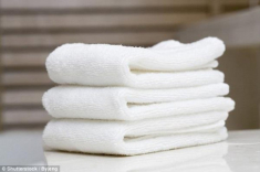 Ai cũng quen tay giặt khăn tắm thế này, bảo sao khăn nhanh thành... giẻ lau, tốn tiền hại da