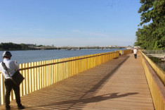 Cây cầu đi bộ gỗ lim “dát” 7 tấn đồng gần 64 tỷ bên bờ sông Hương tại Huế đang hot rần rần dù chưa hoạt động