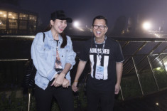 Siêu mẫu Thanh Hằng dầm mưa thể hiện sự chuyên nghiệp và đỉnh cao catwalk trên cây cầu Vàng