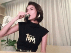 Cao Thiên Trang bị Beauty blogger Misoa và cộng đồng mạng ‘chửi’ thẳng mặt vì uống luôn cả mỹ phẩm