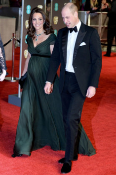 Công nương Kate bầu bí vẫn đọ sắc cùng Angelina Jolie và Jennifer Lawrence tại thảm đỏ BAFTA