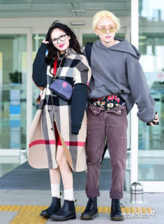 HyunA và E‘Dawn tình tứ không rời tại sân bay, nhưng điều mà fan chú ý lại là quần của E’Dawn