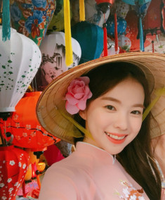 Nhan sắc của “nữ hoàng gợi cảm” Hàn Quốc diện áo dài, nón lá Việt Nam