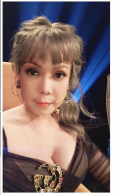 Ở tuổi 41, Việt Hương gây tranh cãi vì hình ảnh ‘cưa sừng làm nghé’