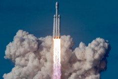 SpaceX và tỉ phú Elon Musk đi vào lịch sử với chiếc xe đầu tiên bay trong vũ trụ
