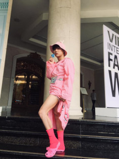 “Thánh chửi” Norin Phạm tái xuất - Một “ca khó” trên đường phố của Vietnam International Fashion Week 2018