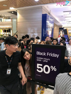Các trung tâm mua sắm đông đúc từ sáng sớm khi người dân đi “săn” đồ giảm giá trong ngày Black Friday