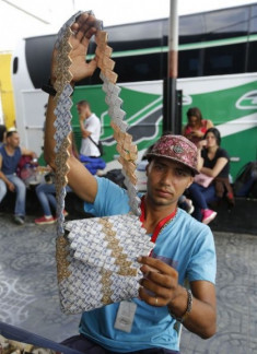 Tờ tiền có giá ngang tờ giấy vụn được người dân Venezuela gấp thành túi xách bán cho khách du lịch