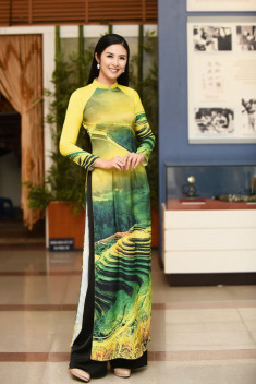 ‘Bạn gái tin đồn’ của Phan Văn Đức diện áo dài đôi cùng MC Mạnh Khang