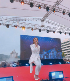 Biểu diễn tại Hàn Quốc, nữ ca sĩ Mỹ Tâm gây náo loạn vì khán giả đông không kém idol Kpop