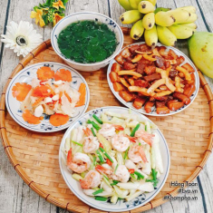 Bữa cơm đơn giản với thịt ba chỉ kho dừa, canh mồng tơi nhưng ai thấy cũng thèm
