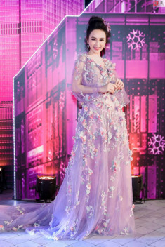 Chỉ với những món đồ bình dân, Angela Phương Trinh cũng có thể biến thành cô gái street style chính hiệu