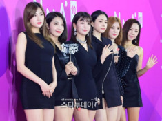 Dàn sao đổ bộ thảm đỏ Melon Music Awards 2018: Ai cũng diện đồ trắng đen riêng BTS “tắc kè hoa” hết cỡ