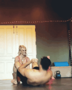 Hết nhảy sexy, Britney Spears lại gây sốt với clip vừa tập gym vừa hôn bạn trai kém 13 tuổi