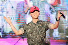 Hết Taeyang, đến lượt Daesung (BIG BANG) biến doanh trại thành concert của riêng mình