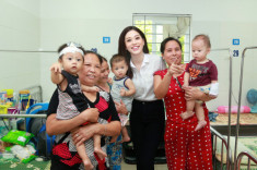 Hoa hậu Mỹ Linh rạng rỡ bên cạnh Á hậu Phương Nga và Thanh Tú trong buổi từ thiện tại Hà Nội