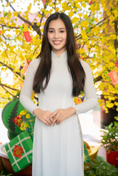 Hoa hậu Tiểu Vy khoe nhan sắc xinh đẹp khi về thăm trường cũ, được fan vây kín xin chụp ảnh