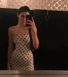 Kendall Jenner đáp trả nghi án mang bầu chỉ với một hành động nhỏ