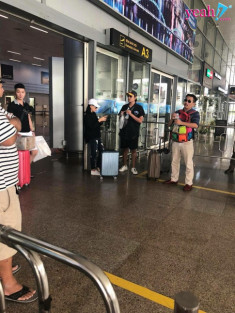 Kiều Minh Tuấn xuất hiện bên cạnh Cát Phượng tại sân bay giữa ồn ào với An Nguy