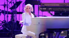 Lady Gaga buộc phải hủy tour vì chứng đau cơ kinh niên