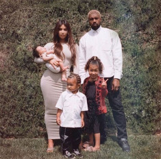 Lần đầu tiên, Kim Kardashian đăng tải bức ảnh đầy đủ 5 thành viên của gia đình