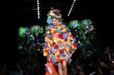 Muốn độc lạ, nhưng 2 ‘bình hoa di động’ Gigi và Kaia của Moschino vẫn gây thất vọng tại Milan Fashion Week