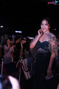 Nam Em lộ thân hình phát tướng trên thảm đỏ Hoa hậu Việt Nam 2018 khi đụng hàng váy áo với Hương Giang