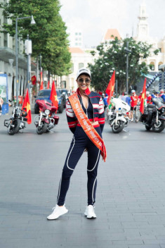 Nghỉ lễ dài, Hoa hậu Hoàn vũ H‘Hen Niê đạp xe chạy đua cùng bạn trẻ