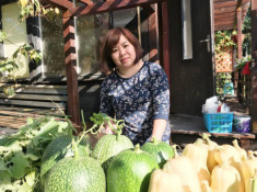 Nhớ món ăn quê hương, mẹ Việt ở Nhật quyết trồng vườn “bội thu” rau quả sạch, nhìn mê ngay