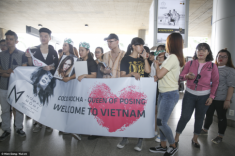 “Nữ hoàng tạo dáng” Coco Rocha thân thiện selfie cùng fan hâm mộ ngay khi đến Việt Nam