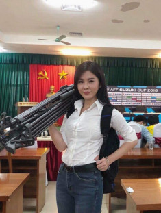 Nữ phóng viên xinh đẹp theo chân đội tuyển Việt Nam tại AFF Cup 2018, tưởng ai hóa ra là người quen