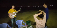 Phan Mạnh Quỳnh lãng mạn vừa đàn vừa hát cầu hôn bạn gái bên bờ biển