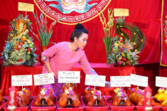 Sân khấu Trịnh Kim Chi quy tụ dàn nghệ sĩ gạo cội và nghệ sĩ trẻ trong lễ giỗ Tổ long trọng