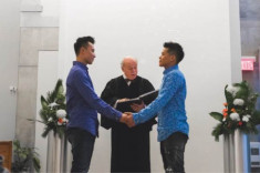 Sau 8 năm bên nhau, John Huy Trần và bạn trai chính thức đăng ký kết hôn