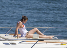 Selena Gomez khoe ngực căng tràn khi tắm nắng trên du thuyền ở Sydney