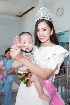 Tân Hoa hậu Việt Nam đẹp không góc chết trong sự kiện hoạt động thiện nguyện
