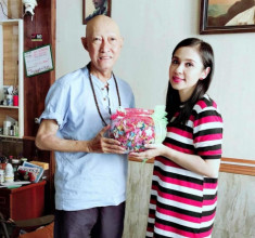 Tình cảm như Việt Trinh gấp 1000 con hạc giấy dành tặng Lê Bình, mong ông mau khỏi bệnh