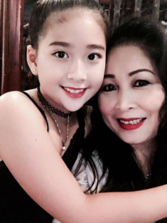 2 cô con gái đẹp như trăng rằm, phổng phao tựa thiếu nữ của 2 nghệ sĩ Việt