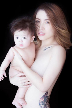2 mẹ Việt ngực trần ôm con đẹp xuất sắc khiến cộng đồng mạng xuýt xoa