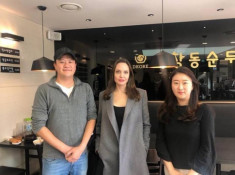 Angelina Jolie đưa Pax Thiên đi thưởng thức đồ nướng ở Hàn Quốc