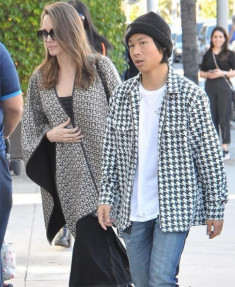 Angelina Jolie mặc đồ đôi cùng con trai Pax Thiên không chút bận lòng thông tin chồng cũ có tình mới