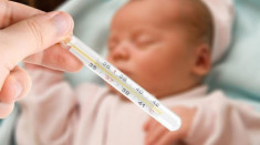 Cách hạ sốt cho trẻ 2 tháng tuổi cha mẹ cần phải ghi nhớ