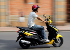  Cầm lái scooter Honda Mojet 